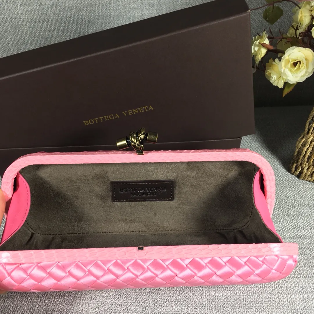 8651 Large Classic Dinner Bag ~~~Snake leather with ribbon ~~~Dense and slippery, not easy to fluff, can hold iPhones of all sizes! Size: 25cm*9.5cm*4cm